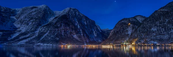 Nocny Panoramiczny Widok Zaśnieżoną Wieś Hallstatt Światłami Zimie Austrii Wieczorem — Zdjęcie stockowe