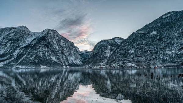 Pano Widok Przez Jezioro Hallstatt Zaśnieżonej Wsi Czasie Zachodu Słońca — Zdjęcie stockowe