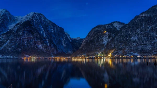 Австрийская Снежная Деревня Hallstatt Озере Окружении Гор Огнями После Захода — стоковое фото