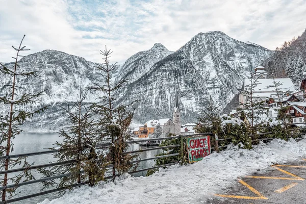 Karlı Hallstatt Köyü 'ne kışın sessiz tabelasıyla bakan nokta — Stok fotoğraf