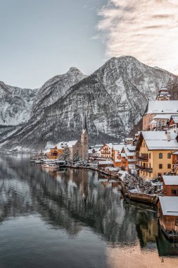 Karlı köy Hallstatt göl kenarında kar dağının eteklerinde kışın açık gökyüzü Avusturya 'da