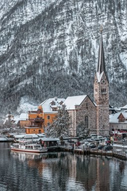 6 Şubat 2020 - Avusturya Hallstatt: Karlı köy Hallstatt, Avusturya 'da kışın açık gökyüzü olan kar dağının eteklerindeki göl kenarı