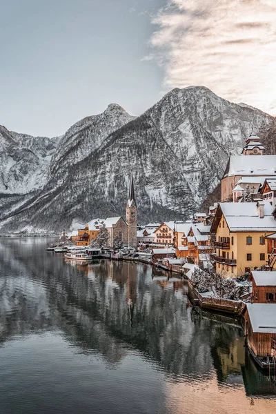 Sněžná vesnice Hallstatt u jezera na úpatí zasněžené hory s jasnou oblohou v zimě v Rakousku — Stock fotografie