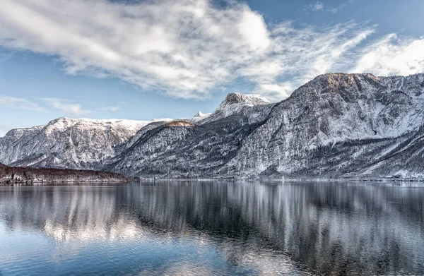 Yukarı Avusturya 'daki Hallstatt Gölü' nün yanındaki karlı dağ. Kışın gökyüzü açık. — Stok fotoğraf