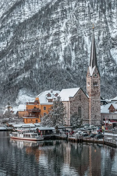 6. února 2020 - Hallstatt, Rakousko: Zasněžená vesnice Hallstatt u jezera na úpatí zasněžené hory s jasnou oblohou v zimě v Rakousku — Stock fotografie