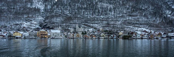 Panorama pohled na zasněženou vesnici Hallstatt u jezera v zimě v Rakousku — Stock fotografie