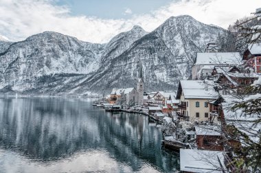 Karlı köy Hallstatt göl kenarında kar dağının eteklerinde kışın açık gökyüzü Avusturya 'da