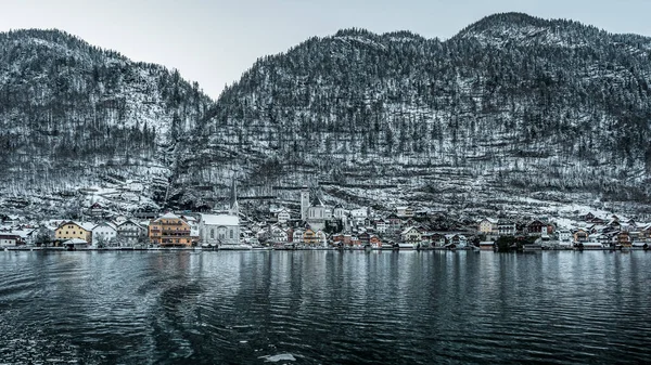 Velký vodní útvar s městem v pozadí — Stock fotografie