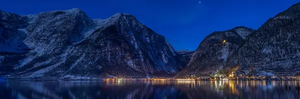 Nocny panoramiczny widok na zaśnieżoną wieś Hallstatt ze światłami w — Zdjęcie stockowe