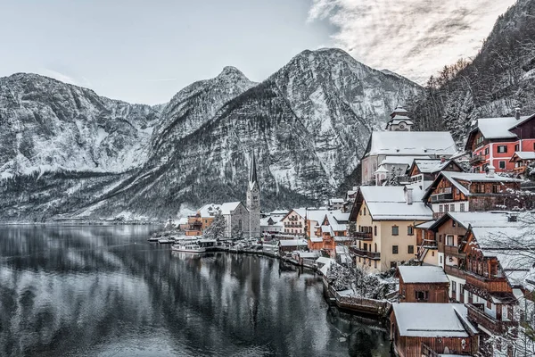 Una barca in mezzo a una montagna innevata — Foto Stock