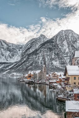 Karlı köy Hallstatt gölün kıyısında kar dağının eteklerinde kışın gökyüzü açık Avusturya 'nın yukarısında