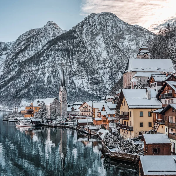 Sněžná Obec Hallstatt Jezera Úpatí Zasněžené Hory Jasnou Oblohou Zimě — Stock fotografie