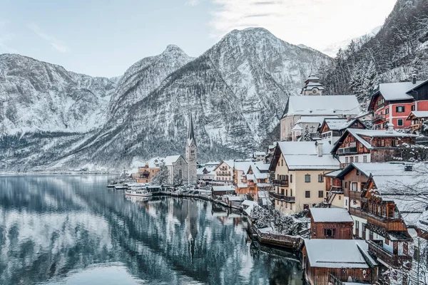 Snowy Village Hallstatt Lake Foot Snow Mountain Clear Sky Winter — Stock Photo, Image