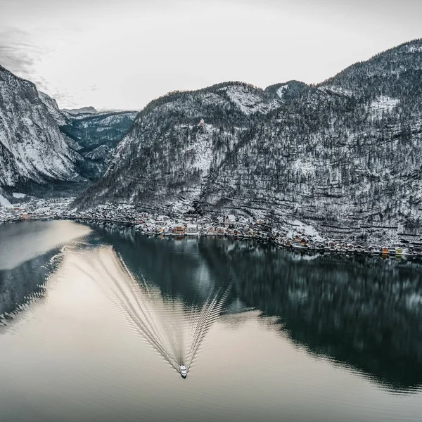 Trono Aéreo Disparado Barco Balsa Lago Hallstatt Aldeia Estação Ferroviária — Fotografia de Stock