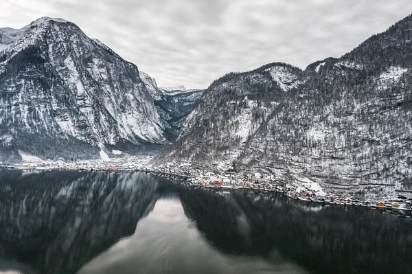 Aerial Drone Widok Sunowy Austiran Wsi Hallstatt Stóp Zaśnieżonych Gór — Zdjęcie stockowe