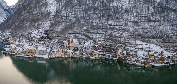 Letecký Panoramatický Bezpilotní Snímek Vesnice Hallstatt Úpatí Zasněžené Hory Jezera — Stock fotografie