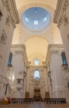 Kollengienkirche Kolej Kilisesi 'nin barok süslemeleri ve kubbesi ile iç güzelliği