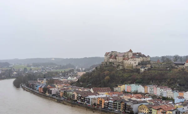 Burg Burghausen Kompleks Zamkowy Wzgórzu Wzdłuż Rzeki Deszczowe Dni Burghausen — Zdjęcie stockowe