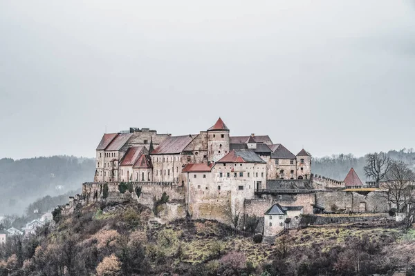 Burg zu Burghausen, Burghausen 'de yağmurlu günlerde nehir kenarındaki bir kale kompleksi.