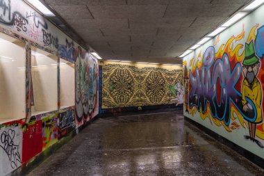 3 Şubat 2020 - Salzburg, Avusturya: Salzburg 'un eski kentindeki tünel duvarlarına renkli grafiti