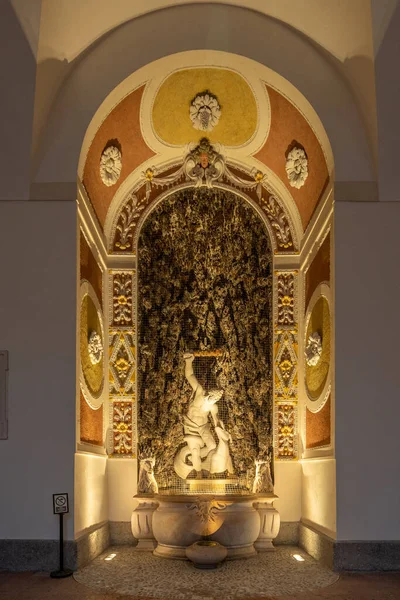 3 févr. 2020 - Salzbourg, Autriche : Fontaine illuminée dans la cour de la Residenzgalerie — Photo
