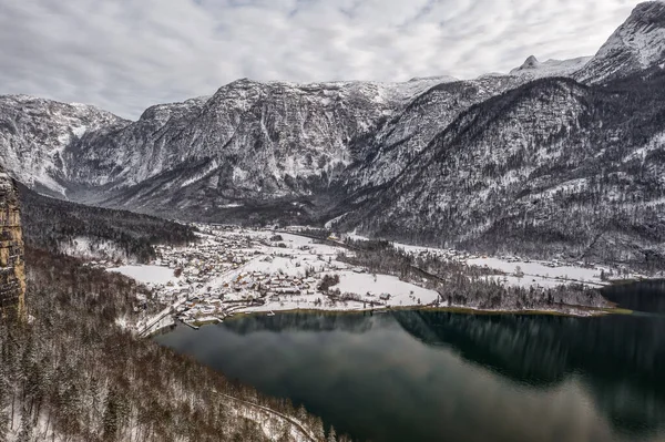 Avusturya Hallstatt Gölü Yakınlarındaki Kar Vadisindeki Obertraun Köyünün Insansız Hava — Stok fotoğraf
