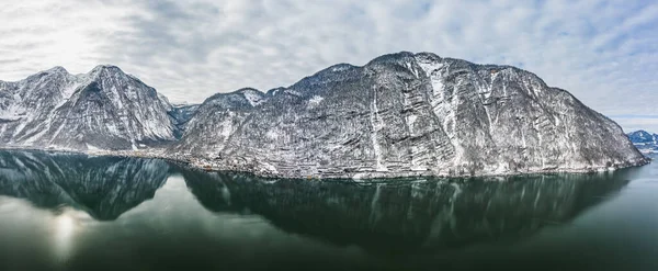 Воздушный Панорамный Беспилотник Видом Озеро Халлум Окруженное Снежными Горами Пасмурным — стоковое фото