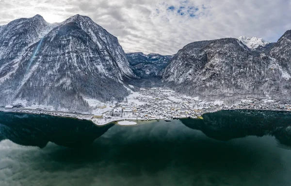 Aéreo Drone Tiro Lahn Aldeia Por Hallstatt Lago Montanha Alpes — Fotografia de Stock