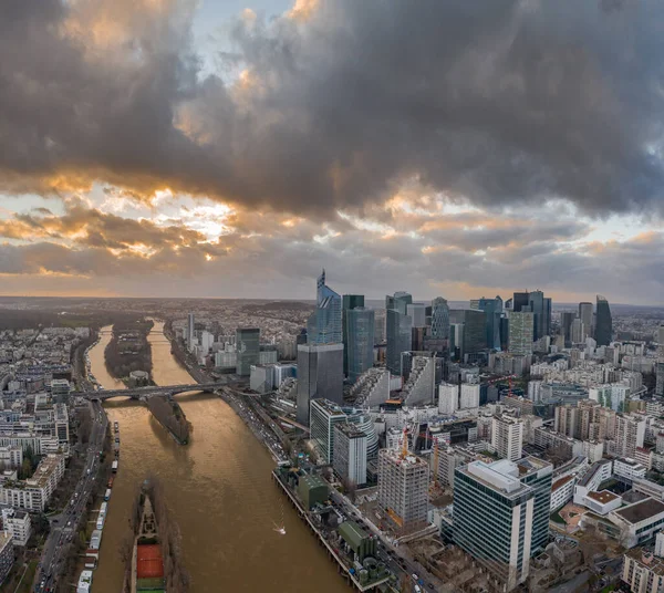 Drohnenaufnahme Des Hochhauskomplexes Defense Mit Seine Während Der Sonnenuntergangszeit — Stockfoto