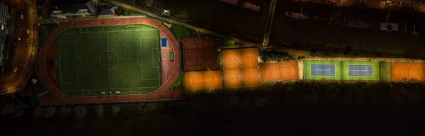 位于巴黎Jatte岛上的Neuilly网球协会空中无人驾驶飞机夜间发射粘土和硬网球场 — 图库照片