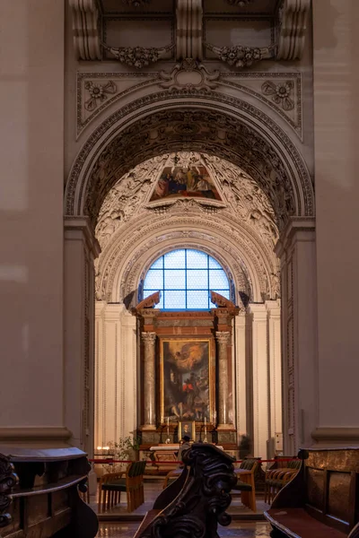 Vista Del Brillo Pasillo Dentro Catedral Salzburgo Con Poca Luz — Foto de Stock