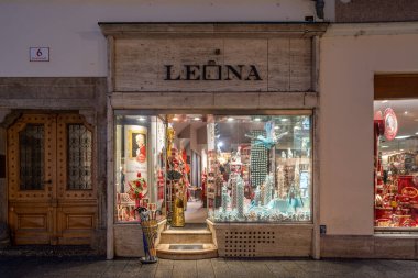 3 Şubat 2020 - Salzburg, Avusturya: Yağmurlu bir akşamda getreidegasse caddesindeki şeker butiği