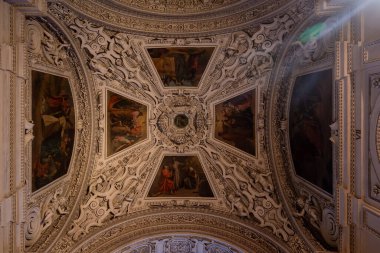 Salzburg Katedrali 'nin içinde loş ışıklı tabloların olduğu tavan.