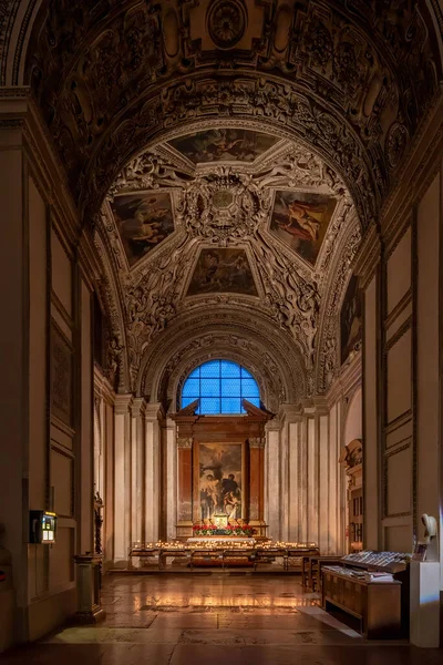 在萨尔茨堡主教座堂内的过道上 用昏暗的光线观看神龛和绘画 — 图库照片