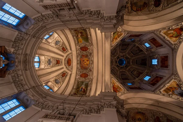 Ultrawide Pohled Stropní Kopuli Salcburské Katedrály Nízkým Světlem — Stock fotografie