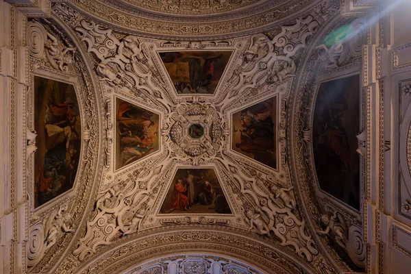 Deckengemälde Mit Gemälden Inneren Des Salzburger Doms Bei Gedämpftem Licht — Stockfoto