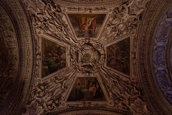 Stropní Malba Obrazy Uvnitř Salcburské Katedrály Tlumeným Světlem — Stock fotografie
