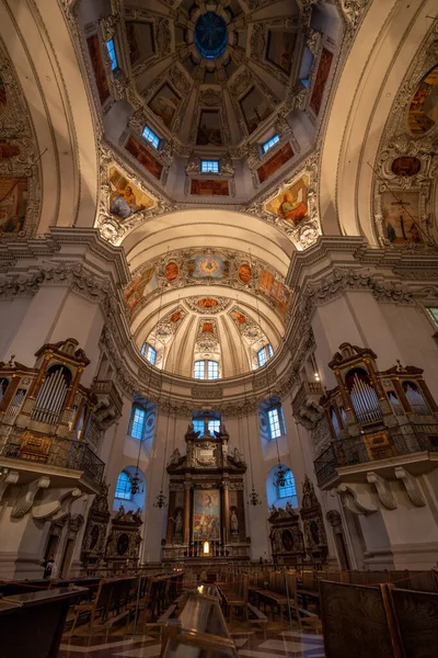 Ultrawijd Uitzicht Koepel Plafond Met Weinig Licht Salzburg Kathedraal — Stockfoto