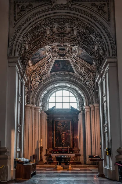 Vista Del Pasillo Con Techo Ornamentación Barroca Dentro Catedral Salzburgo — Foto de Stock