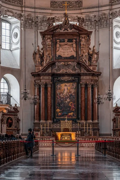 4 февраля 2020 - Зальцбург, Австрия: Алтарь под куполом с барочным орнаментом внутри Зальцбургского собора — стоковое фото