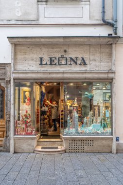 4 Şubat 2020 - Salzburg, Avusturya: Getreidegasse caddesinde mozartkugel şekeri vitrinleri