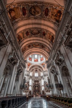 Salzburg Katedrali 'nin kubbesinin altındaki sunak ve kiliselerin ultra geniş görünümü