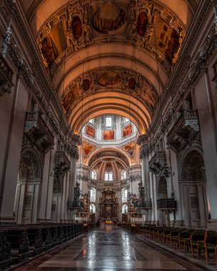 Salzburg Katedrali 'ndeki kubbenin altındaki nave geçit salonu ve sunak manzarası geniş.