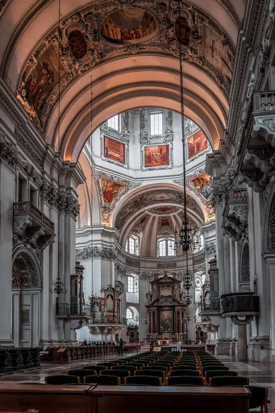Zicht Kerkschip Altaar Onder Koepel Salzburg Kathedraal — Stockfoto