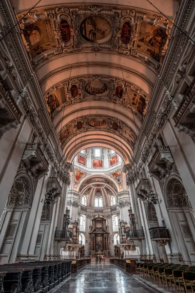 Vista Ultraancha Nave Los Bancos Altar Bajo Cúpula Dentro Catedral — Foto de Stock