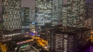5 Aralık 2019 - Paris, Fransa: Finansal bölgede yoğun sisli La Defense gökdelen kompleksinin gece vakti hiperlapse donr zamanlaması