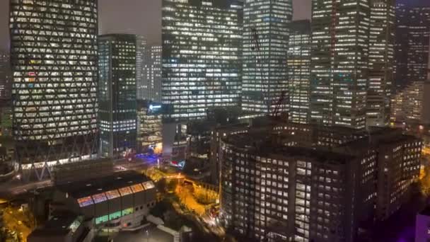 Dic 5, 2019 - París, Francia: El hiperlapso nocturno del complejo de rascacielos La Defense en el distrito financiero con mucha niebla — Vídeo de stock