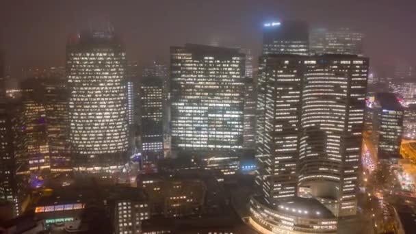 Δεκ 5, 2019 - Παρίσι, Γαλλία: Night time hyperlapse donr timelapse of La Defense skyscraper complex σε οικονομική περιοχή με μεγάλη ομίχλη — Αρχείο Βίντεο