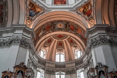 Salzburg Katedrali 'nin merkez kubbe tavanının yukarıdan görünüşü