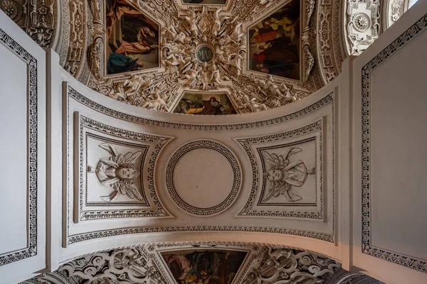萨尔茨堡大教堂内设有精美装饰的中殿与过道之间大理石拱门的向上视图 — 图库照片